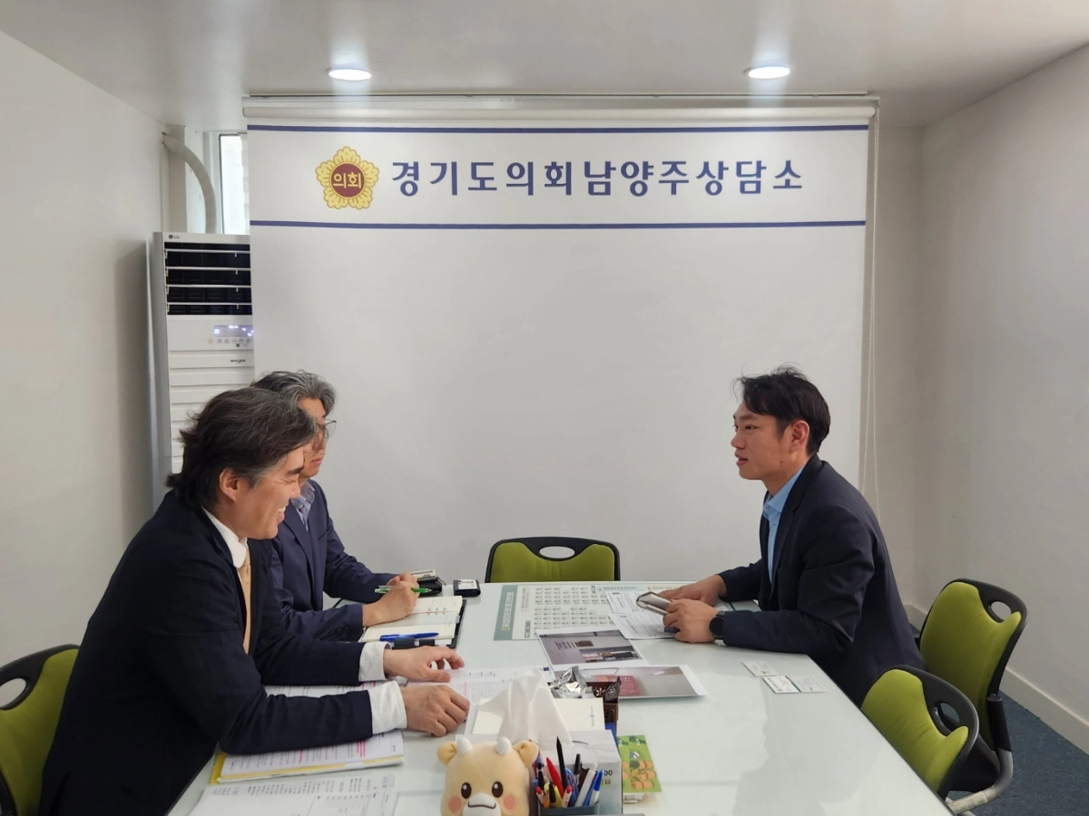 ▲이건희 의원이 24일 남양주상담소에서 장애인노인자립지원협회 관계자와 만나 화재 대피용 맞춤형 방연마스크 공공시설 비치 등 장애인 안전 증진 방안에 대해 논의하고 있다. (사진=경기도의회)