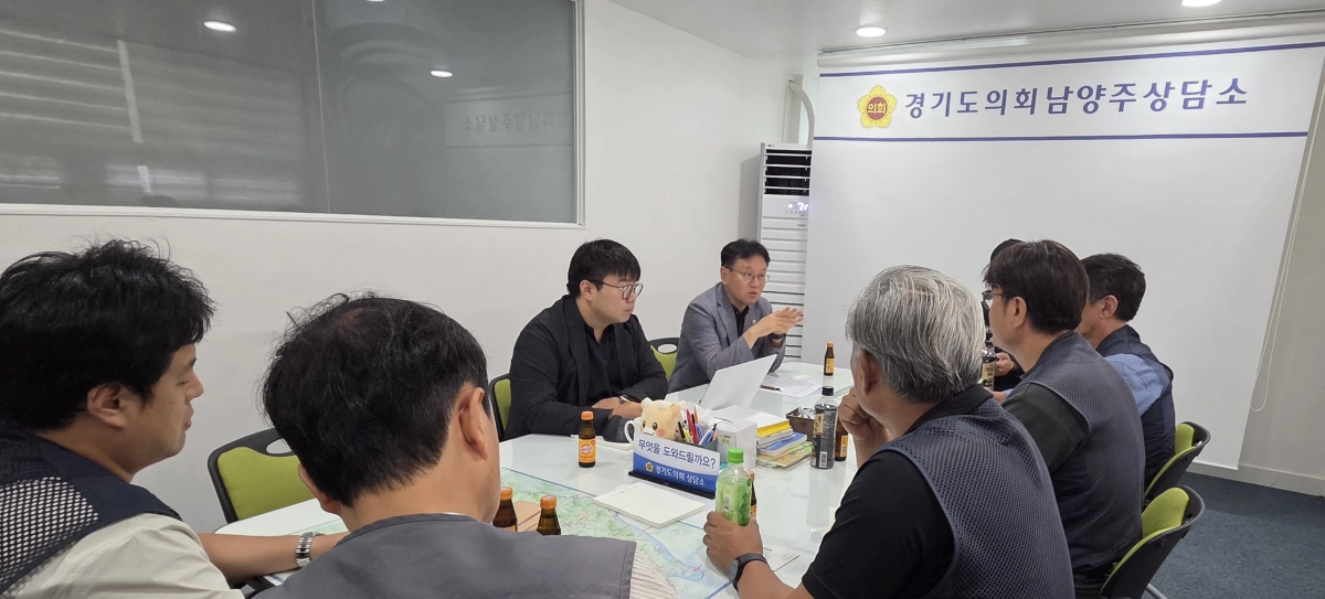▲유호준 의원과 유병수 의원이 24일 남양주상담소에서 민주노총 전국건설노동조합 소속 레미콘 운송노동자들과 정담회를 열고 레미콘 업체 부당해고 사태 해결 방안을 논의하고 있다. (사진=경기도의회)