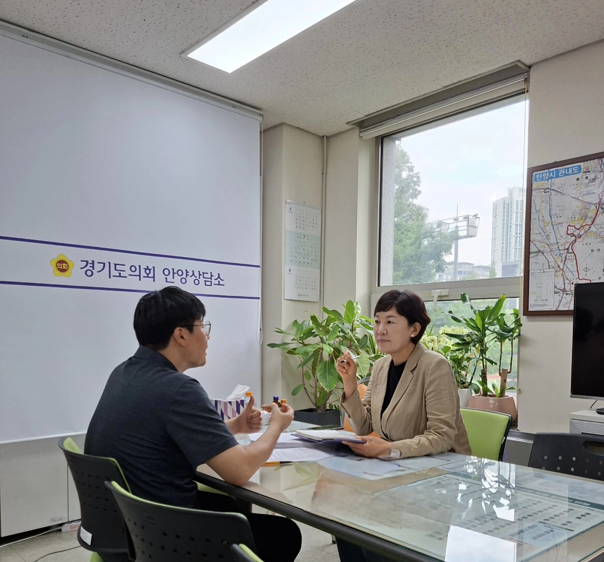 ▲이채명 의원이 27일 안양상담소에서 안양시 관계자와 만나 호계동 열선 설치사업 추진 현황 및 지역 도로·보행 환경 개선 민원에 대해 논의하고 있다. (사진=경기도의회)