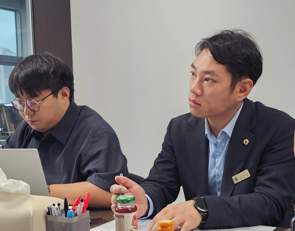 ▲이건희 의원이 23일 도의회에서 유호준 의원, 차유미 의원 및 민주노총 전국보건의료산업노동조합 경기도의료원 지부장단과 정담회를 열고 공공의료 현장의 애로사항 및 노사 현안을 논의하고 있다. (사진=경기도의회)