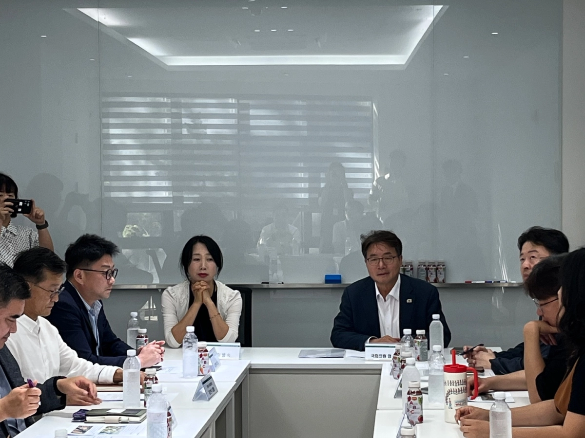 ▲이병숙 의원이 24일 원천리천 수변공원 환경개선 간담회에서 염태영 국회의원 및 관계자들과 함께 주민 생활환경 개선 방안을 논의하고 있다. (사진=경기도의회)