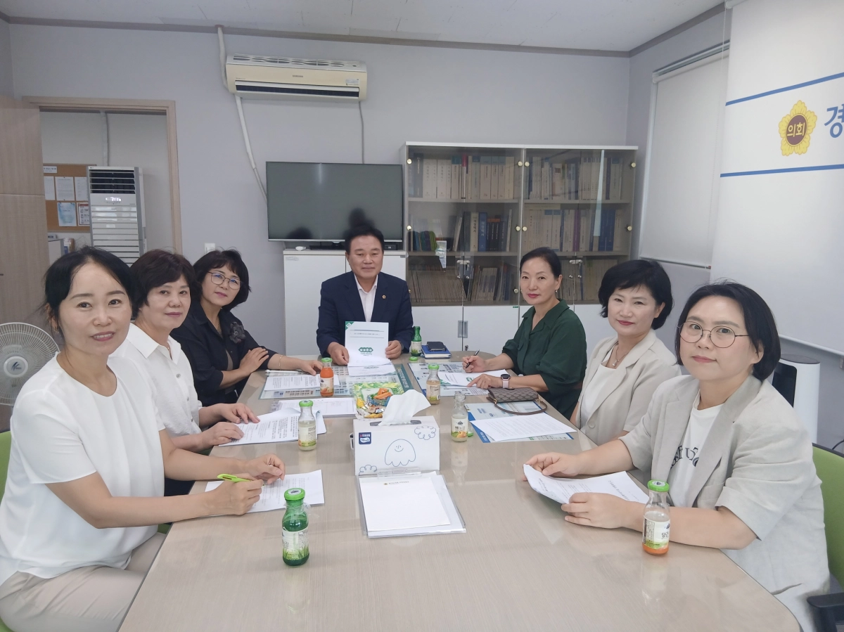 ▲김종배 의원이 27일 시흥상담소에서 경기도공공형어린이집연합회 관계자들과 간담회를 열고 유보통합 과정에서의 공공형어린이집 지속 지원 방안을 논의하고 있다. (사진=경기도의회)