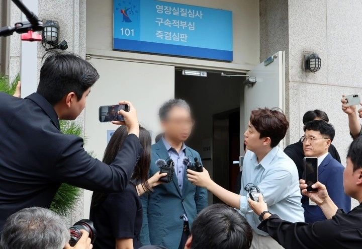 장윤기 사건에 대해 살인과 성범죄 사건을 분리 수사하도록 지시한 혐의를 받는 전 광주 광산경찰서 형사과장 박모 경정이 지난 21일 구속 전 피의자 심문을 받기 위해 광주지방법원에 출석하며 취재진의 질문에 답변하고 있다. 연합뉴스