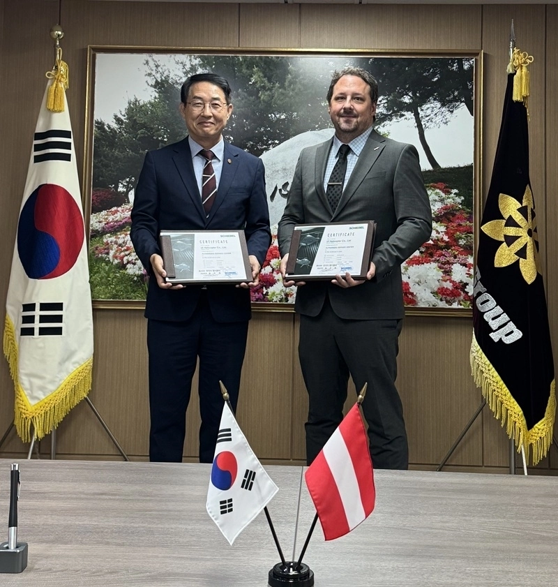왼편 조정권 무인기본부장, 오른편 마이클 쉴러 쉬벨코리아 대표.