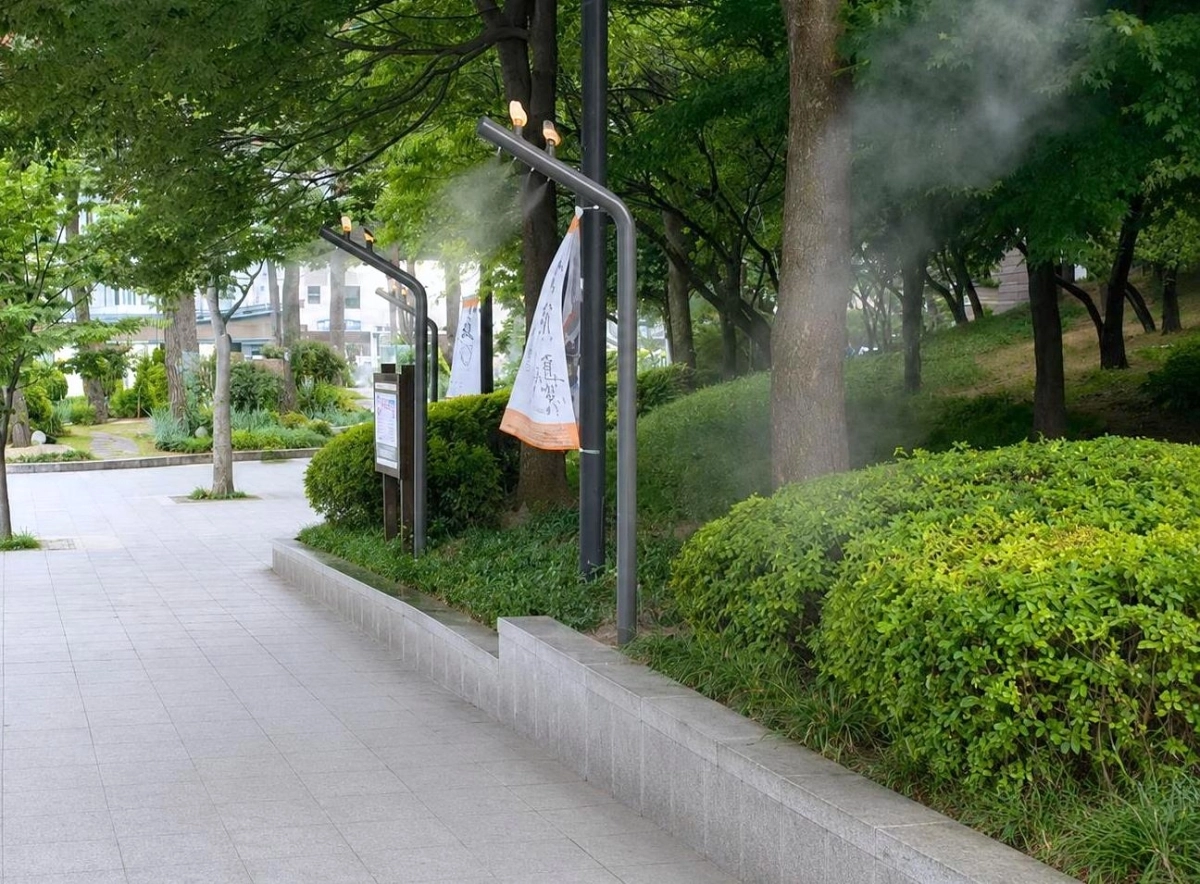 서울 서대문구 서대문독립공원에 설치된 쿨링포그에서 물안개가 분사되고 있다. 서대문구 제공
