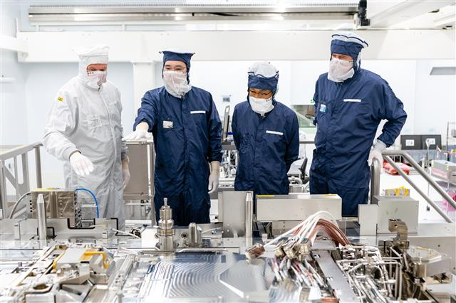 이재용(왼쪽 두번째)삼성전자 회장이 2020년 네덜란드 반도체 장비 생산 업체인 ASML 본사를 찾아 극자외선(EUV) 장비를 손으로 가리키며 질문하고 있다. 서울신문DB