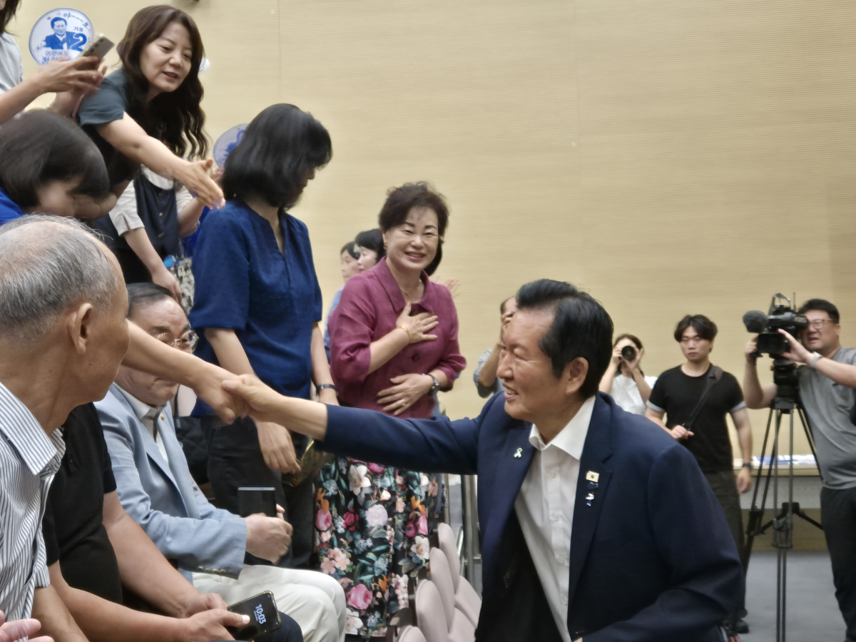 더불어민주당 8·17 전당대회 정청래 당대표 후보가 28일 세종 해밀동 행정복지센터에서 열린 당원 간담회에 참석한 당원 한 사람 한 사람의 손을 붙잡고 인사를 나누고 있다. 행사장을 찾은 200여명의 당원은 ‘개혁당대표! 2번 정청래’라고 적힌 손팻말을 들고 정 후보를 맞았다. 세종 반영윤 기자