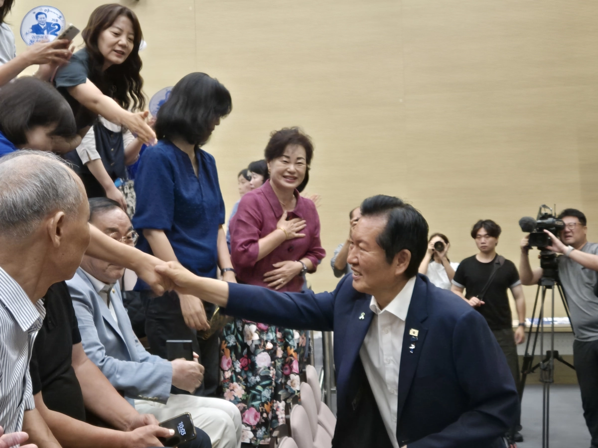 더불어민주당 8·17 전당대회 정청래 당대표 후보가 28일 세종 해밀동 행정복지센터에서 열린 당원 간담회에 참석한 당원 한 사람 한 사람의 손을 붙잡고 인사를 나누고 있다. 행사장을 찾은 200여명의 당원은 ‘개혁당대표! 2번 정청래’라고 적힌 손팻말을 들고 정 후보를 맞았다. 세종 반영윤 기자