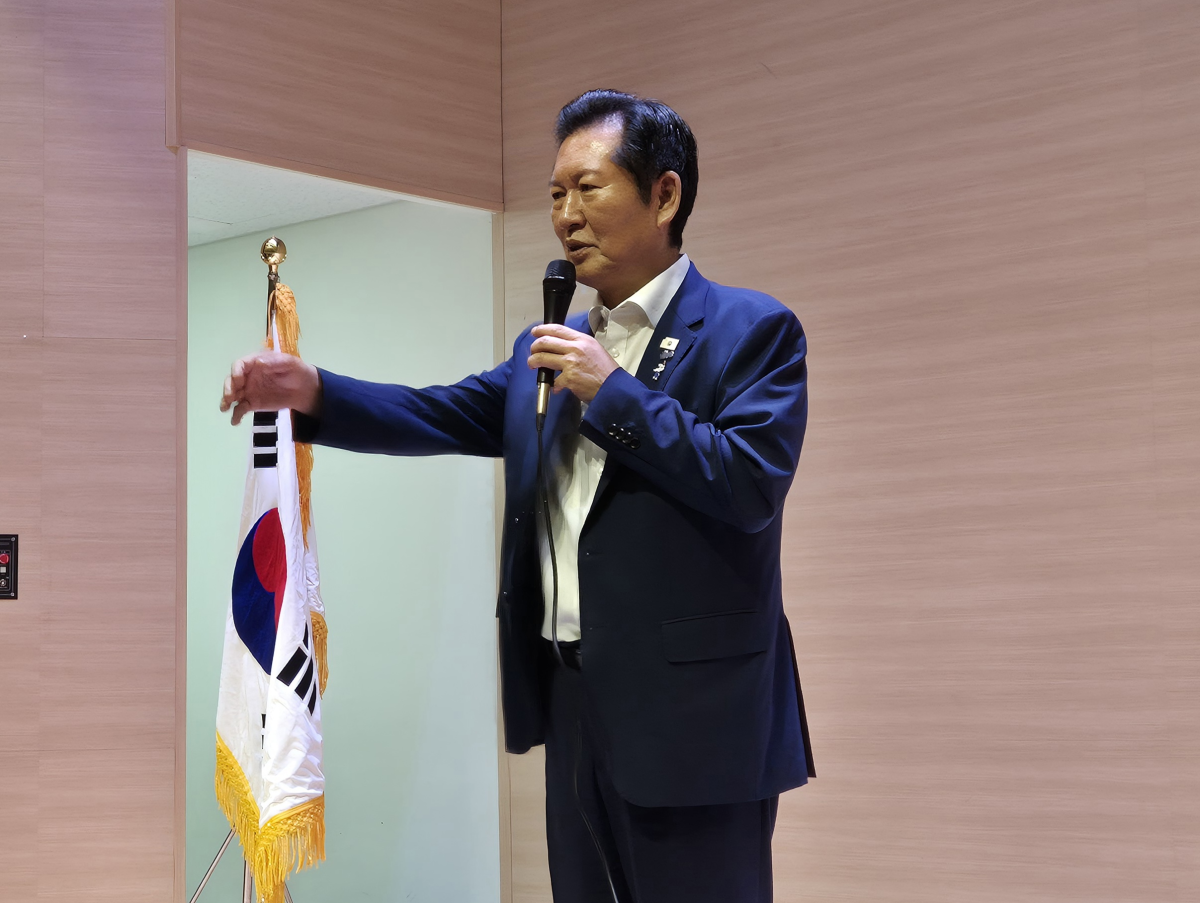 더불어민주당 8·17 전당대회 정청래 당대표 후보가 28일 세종 해밀동 행정복지센터에서 열린 당원 간담회에서 이해찬 전 총리 부부와의 인연을 이야기하며  민주당의 정통성과 당원주권을 강조하고 있다. 정 후보는 이날 이재명 정부 성공을 위해 자신이 당대표가 돼야 한다는 주장을 이어갔다. 세종 반영윤 기자