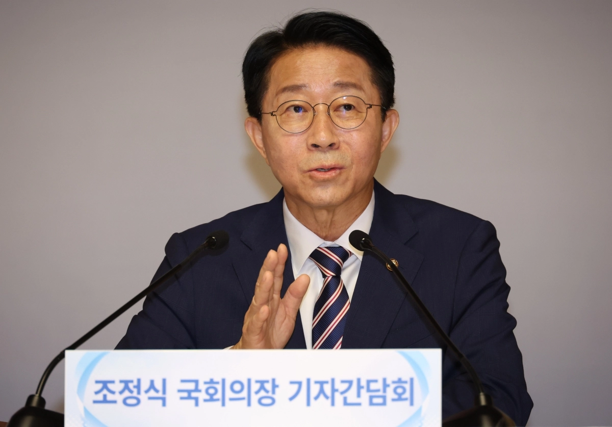 조정식 국회의장이 28일 국회 사랑재에서 열린 취임 첫 기자간담회에서 취재진 질문에 답하고 있다.