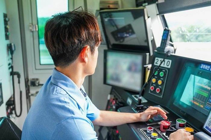 기관사가 열차 출입문 끼임 방지를 위해 운전실에서 모니터링을 시행하고 있다.(출처=공항철도)