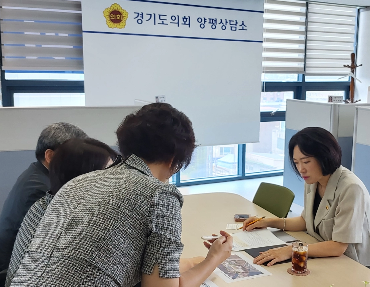 ▲도시환경위원회 이혜원 부위원장 24일 양평상담소에서 경기도교육청 학생교육원 관계자들로부터 학생교육원 신축·이전 사업 추진 현황 및 매장 유산 조사 관련 보고를 받고 있다. (사진=경기도의회)