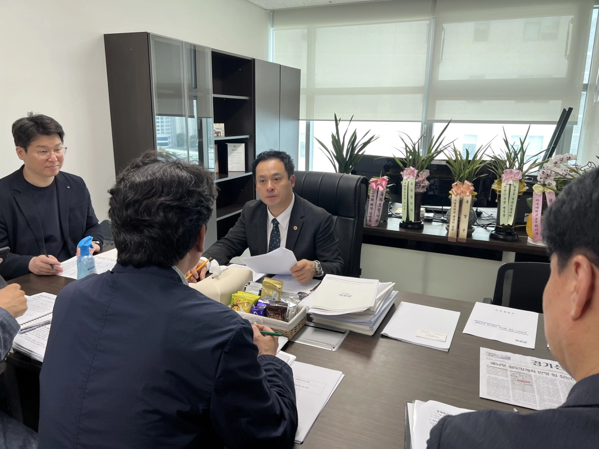 ▲오남석 의원이 경기도 국제통상과 관계자들로부터 무역위기 대응 패키지 및 경기비즈니스센터(GBC) 운영 현황을 보고받고 성과 중심의 수출 지원 방안을 논의하고 있다. (사진=경기도의회)