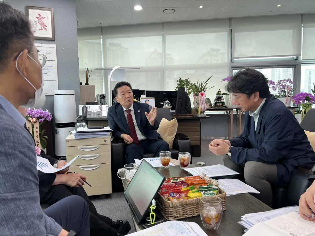 ▲방성환 의원이 경기도 국제통상과 관계자들로부터 경기비즈니스센터(GBC) 추가 업무 보고를 받고 데이터 기반 성과관리 체계 구축 방안을 논의하고 있다. (사진=경기도의회)