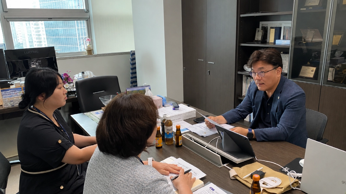 ▲최만식 의원이 경기도 복지사업과 관계자들로부터 자활성공지원금 제도개선 추진상황을 보고받고 지원 대상 확대 및 기준 완화 방안을 논의하고 있다. (사진=경기도의회)