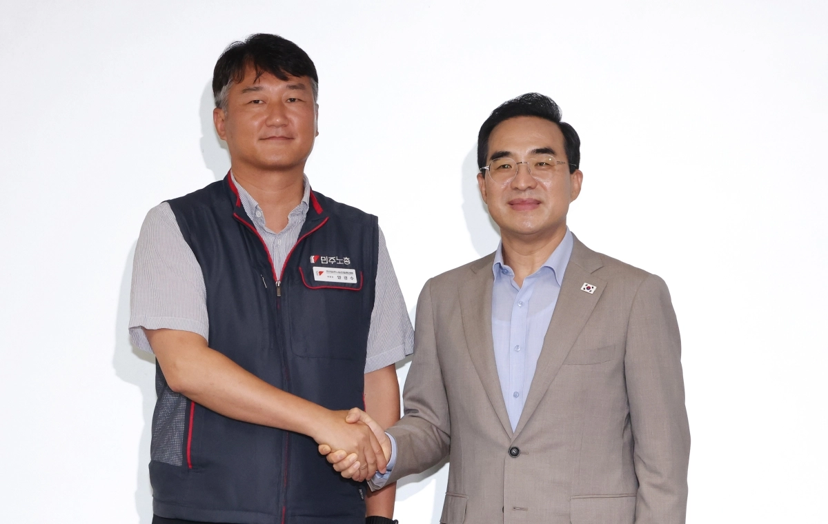 박홍근(오른쪽) 기획예산처 장관이 28일 서울 중구 민주노총을 방문, 양경수 위원장 등과 기념촬영을 하고 있다. 연합뉴스