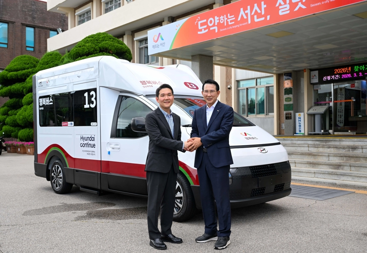 전현철(왼쪽) 현대자동차 사업개발＆지속가능경영실장과 이완섭 서산시장이 27일 서산시청에서 ‘현대 유니버설 솔루션’ 차량 기증식을 갖고 기념 촬영을 하고 있다. 현대자동차 제공