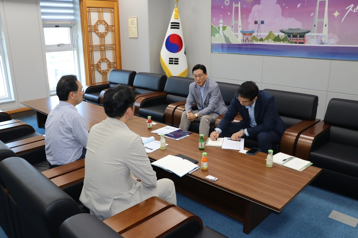 강문성 특별시의원이 지난 24일 여수시 노사정협의회와 간담회를 하고 있다.