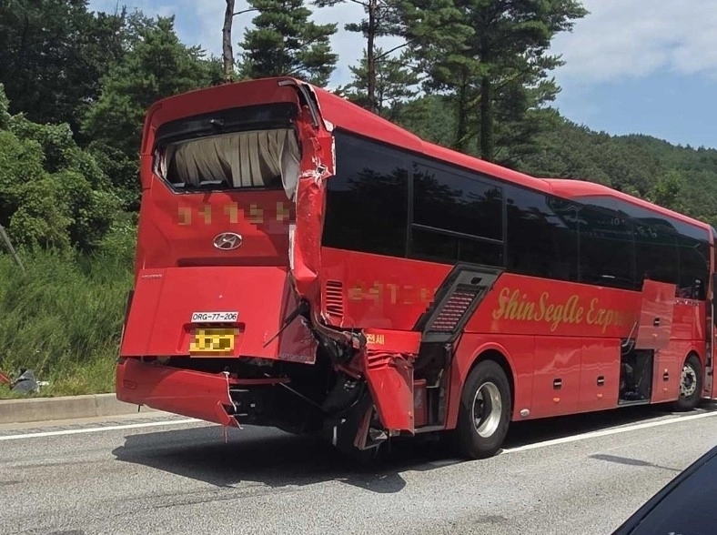 28일 서울양양고속도로 양양 방향 서면6터널 인근에서 버스 2대와 승용차 2대가 잇달아 추돌하는 사고가 발생했다. 양양군 제공
