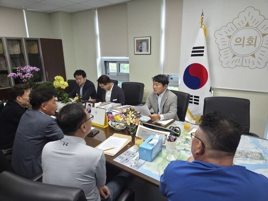 하남시의회 정병용 의장이 지난 27일 하남시의회 의장실에서 김현중 하남시축구협회장과 하남시청 체육진흥과 관계자 등과 함께 선동 체육시설 재구성 및 축구장 시설 개선 방안을 논의하고 있다. 하남시의회 제공