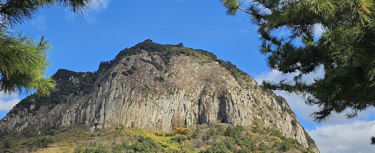 국가지정문화재인 제주 산방산 출입통제구역에 무단으로 들어가 정상까지 오른 등반객에게 법원이 벌금 500만원을 선고했다. 제주 강동삼 기자