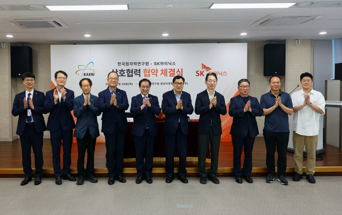 경북 경주시와 한국원자력연구원, SK 하이닉스 관계자들이 28일 업무협약을 체결한 뒤 기념촬영을 하고 있다. 경주시