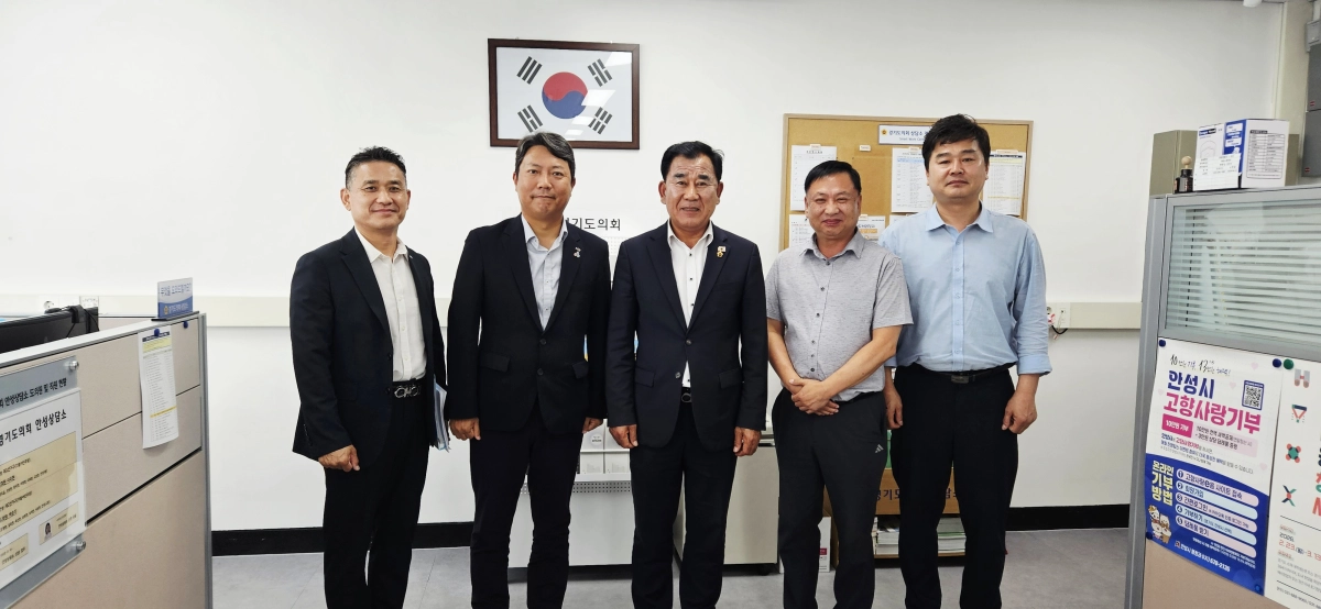▲백승기 의원이 도의회 안성상담소에서 한국농어촌공사 안성지사 관계자들과 정담회를 마친 뒤 기념촬영을 하고 있다. (사진=경기도의회)