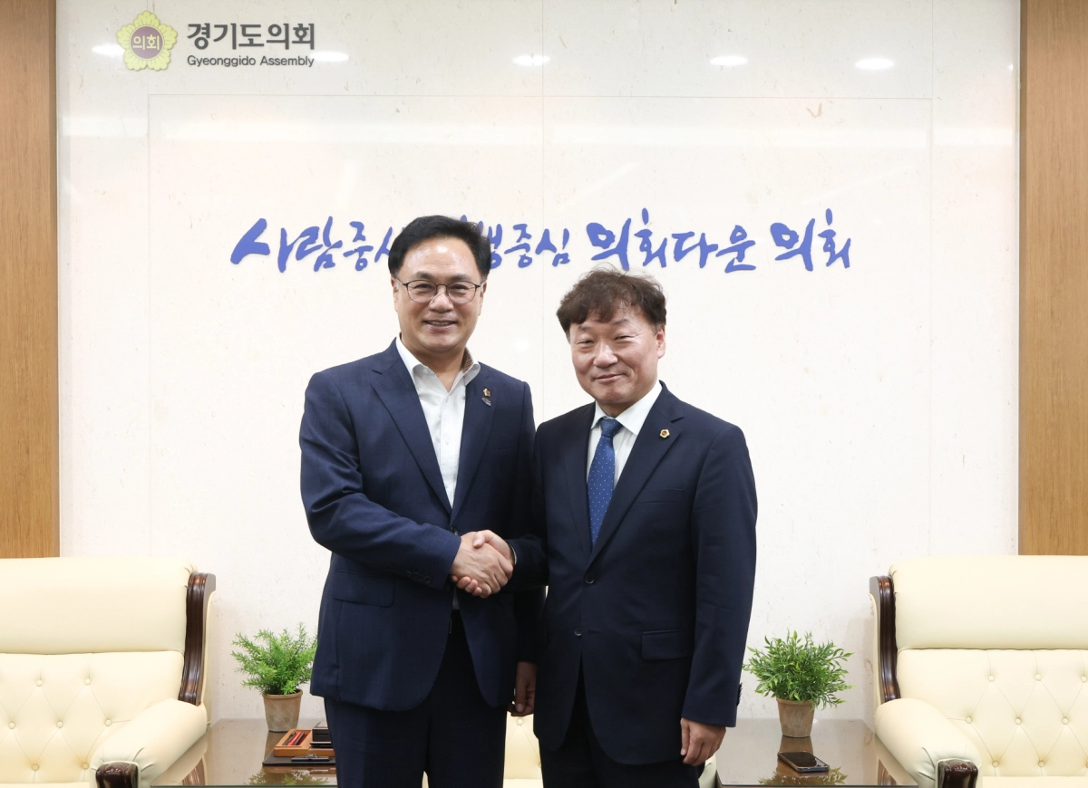 ▲ 남종섭 의장(오른쪽)과 송형곤 전남광주통합특별시의회 초대 의장이 28일 경기도의회 집무실에서 만나 악수를 나누며 기념촬영을 하고 있다. (사진=경기도의회)