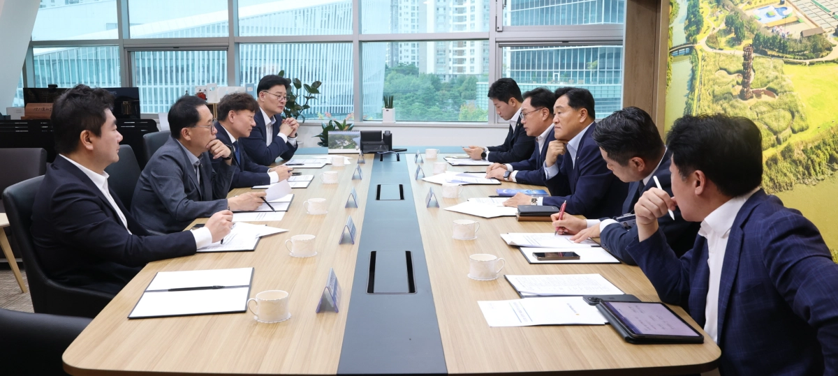 ▲ 남종섭 의장과 송형곤 전남광주통합특별시의회 의장을 비롯한 양 의회 관계자들이 경기도의회 집무실에서 지방의회법 제정을 위한 협력 방안을 논의하고 있다. (사진=경기도의회)