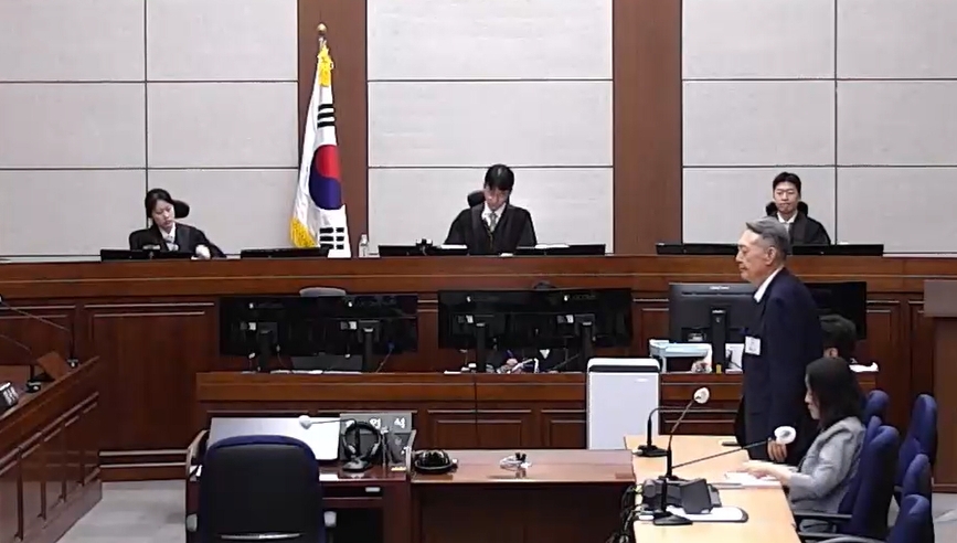 윤석열 전 대통령이 27일 서울 서초구 서울중앙지방법원에서 열린 공직선거법 위반 혐의 1심 선고공판에서 징역 1년 6개월에 집행유예 3년을 선고받고 있다. 서울중앙지법 제공