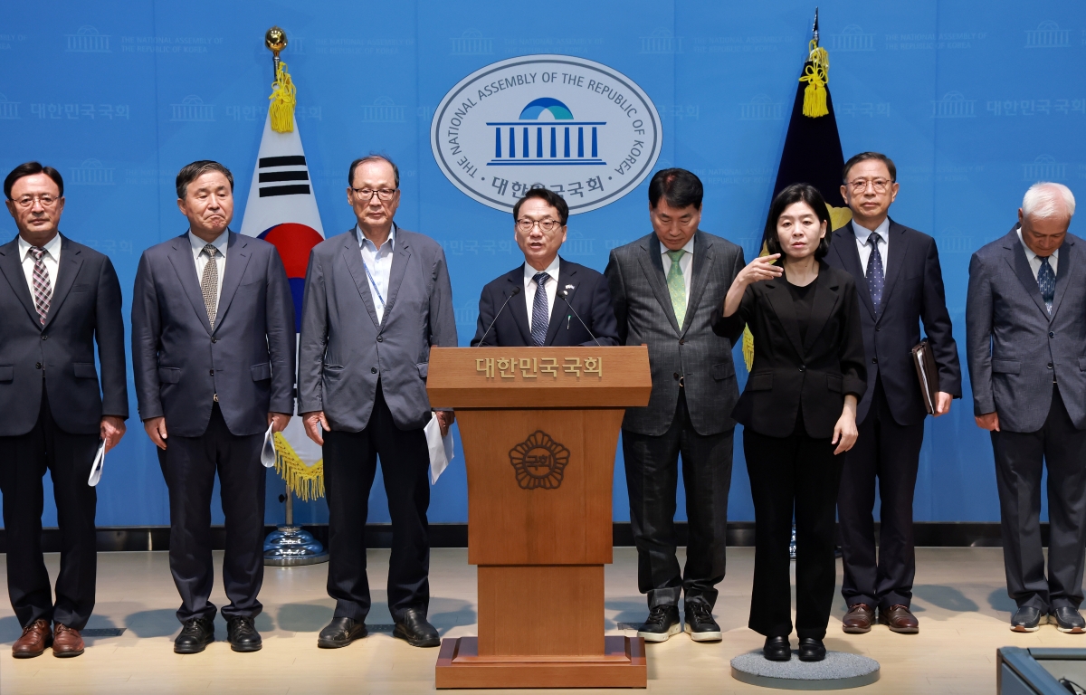더불어민주당 박선원 의원이 20일 국회 소통관에서 예비역 장군단과 국군사관학교 창설 지지 선언을 발표하고 있다.연합뉴스
