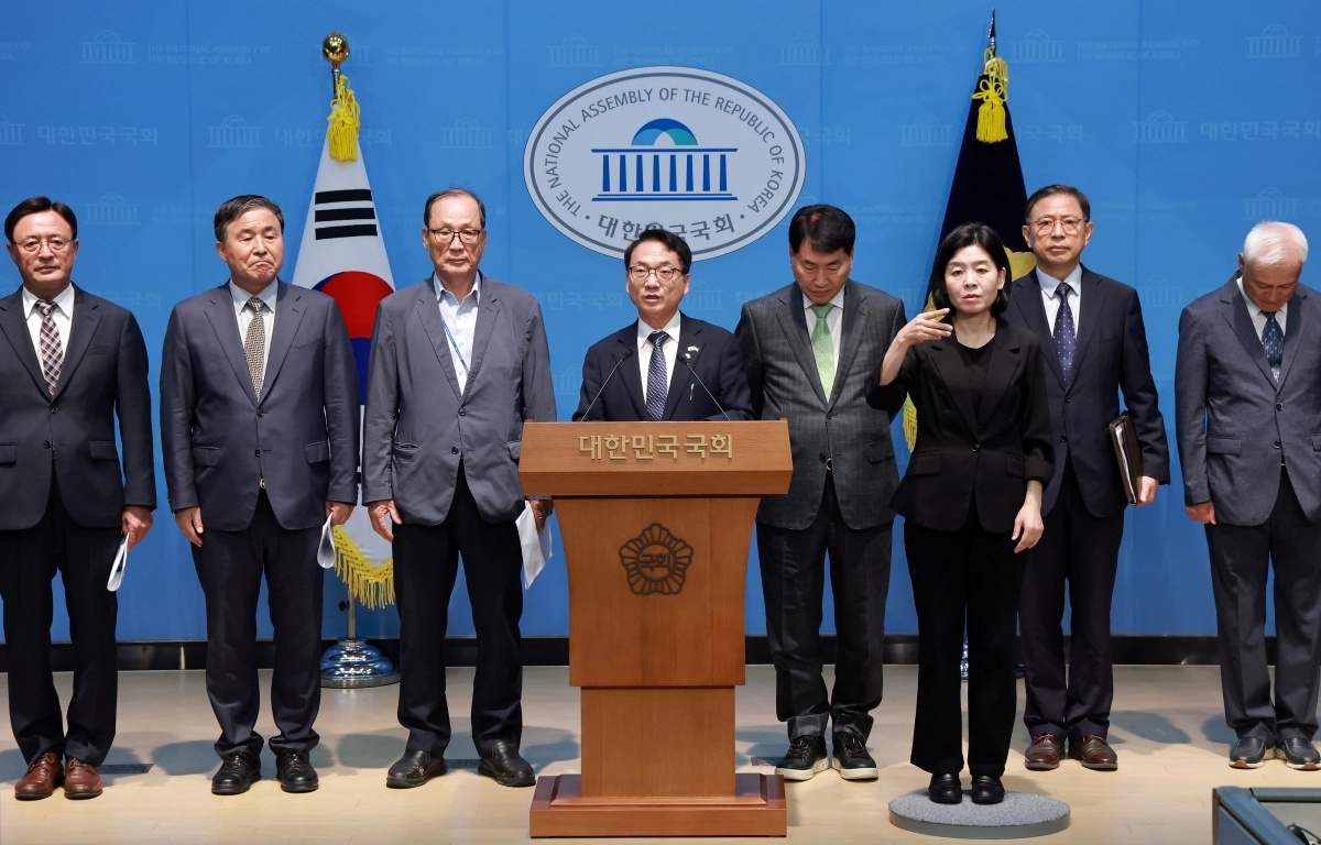 더불어민주당 박선원 의원이 20일 국회 소통관에서 예비역 장군단과 국군사관학교 창설 지지 선언을 발표하고 있다.연합뉴스