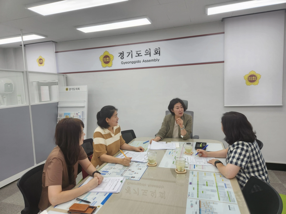 유수연 의원이 28일 경기도의회 의정부상담소에서 의정부시 최선자 시의원, 의정부1동장 및 관계자들과 만나 ‘의정부1동 주민자치센터 별관 리모델링 사업’의 추진 필요성과 현장의 어려움을 청취하고 있다.(사진=경기도의회)