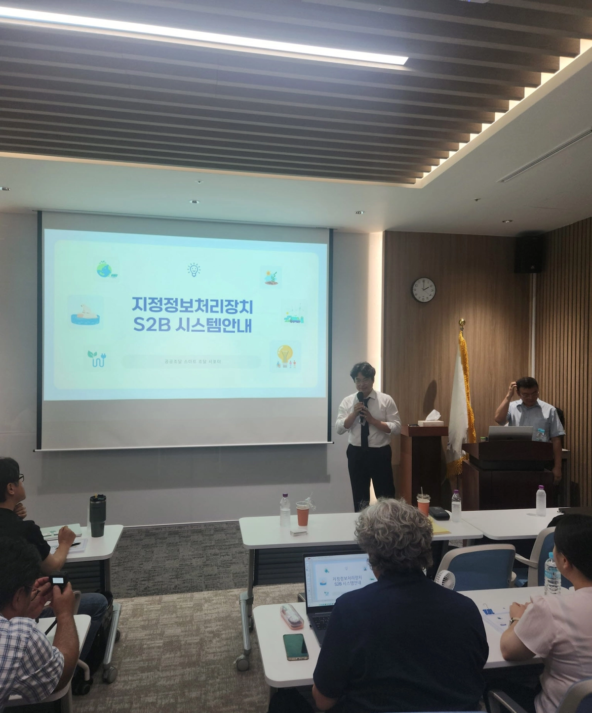 ▲ 박상현 의원이 장애인 표준사업장 연계고용 도급계약 자동화 시스템 운영 현황 점검 회의에서 지정정보처리장치 S2B 시스템 안내 발표를 진행하고 있다. (사진=경기도의회)