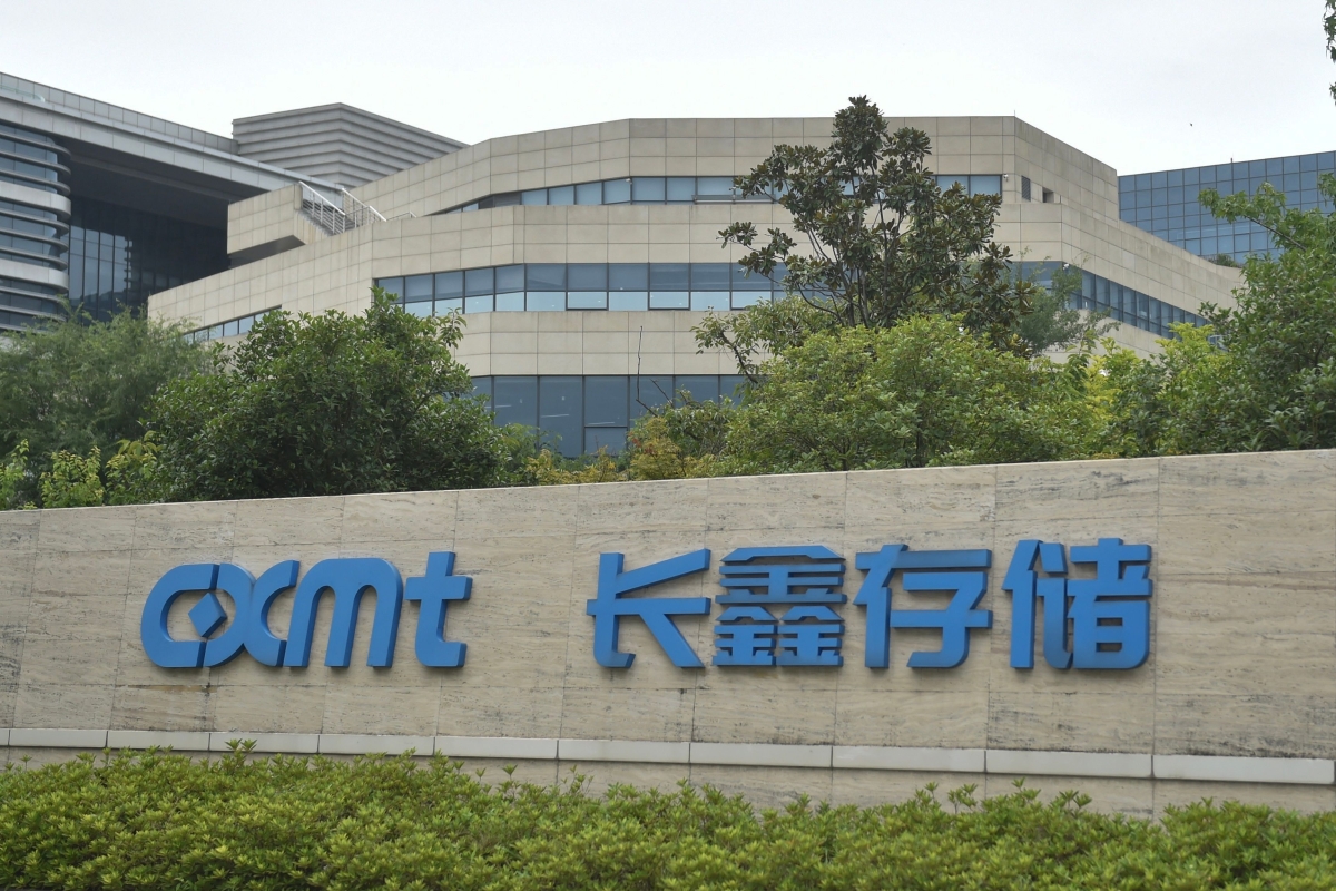 중국 메모리 반도체 기업 창신메모리테크놀로지(CXMT)가 역대 최대 규모의 기업공개(IPO)에 이어 심자외선(DUV) 노광장비 생산에 착수했다는 소식이 전해지면서 28일 국내외 반도체 관련주가 출렁였다. 사진은 지난 27일 중국 안후이성 허페이에 있는 CXMT 본사 전경. 허페이 AFP 연합뉴스