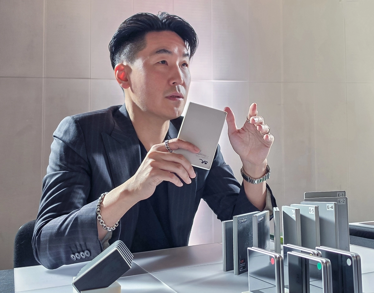 이일환 삼성전자 MX사업부 디자인팀장(부사장)이 지난 23일(현지시간) 영국 런던에서 열린 갤럭시 디자인 브리핑에서 ‘갤럭시 Z 폴드8’ 디자인을 소개하고 있다. 삼성전자 제공