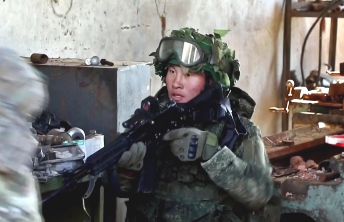 29일(현지시간) 러시아 관영 리아 노보스티 통신은 “러시아군과 북한군 합동 전투 작전 영상”이라며 64초짜리 시각 자료를 공개했다. 통신은 이어 “북한군이 우크라이나군으로부터 쿠르스크 수잔스키 지역을 해방하는 작전에 참여했다”라고 전했다. 사진은 관련 영상 일부. 2025.4.29 리아 노보스티