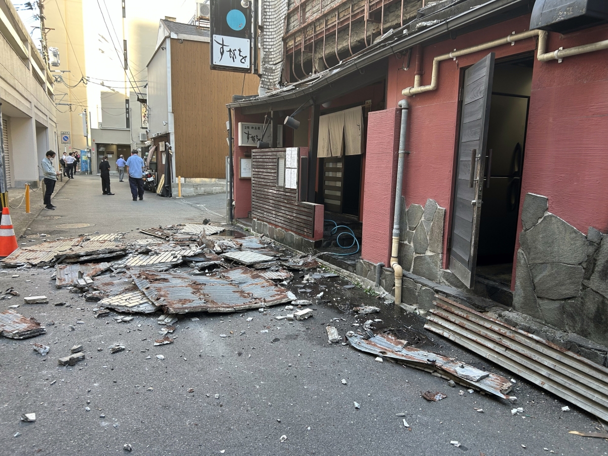 28일(현지시간) 일본 일본 규슈 서부 구마모토현 우키시 인근에서 규모 7.1(잠정)의 강진이 발생한 가운데, 구마모토시의 한 음식점 외벽이 무너져 있다. 2026.7.28 지지프레스 EPA 연합뉴스
