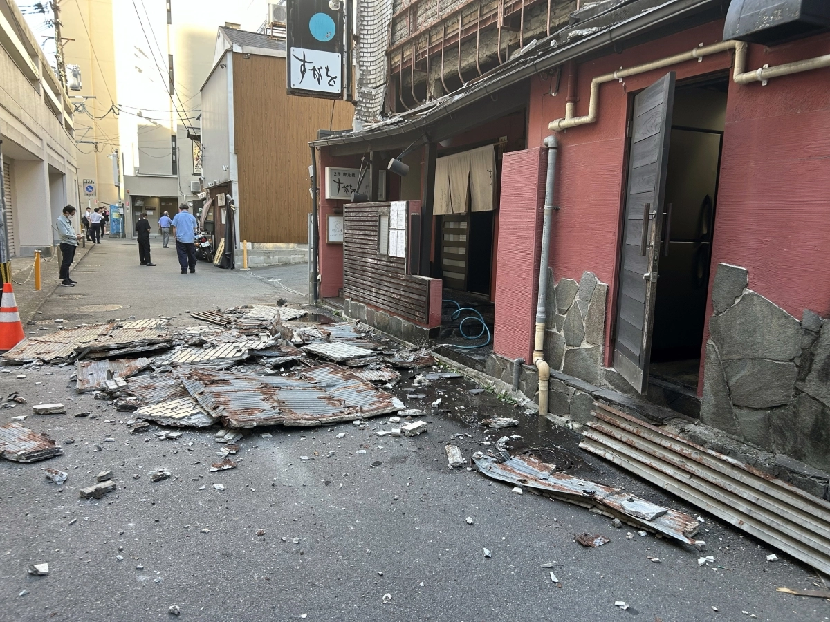 28일(현지시간) 일본 일본 규슈 서부 구마모토현 우키시 인근에서 규모 7.1(잠정)의 강진이 발생한 가운데, 구마모토시의 한 음식점 외벽이 무너져 있다. 2026.7.28 지지프레스 EPA 연합뉴스