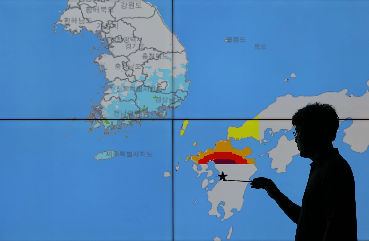 일본 규슈 구마모토에서 규모 7.1 강진이 발생하며 국내 일부 지역에서도 유감 신고가 잇따르는 가운데 28일 오후 서울 동작구 기상청 모니터에 계기진도 등 지진 정보가 표시되어 있다. 연합뉴스