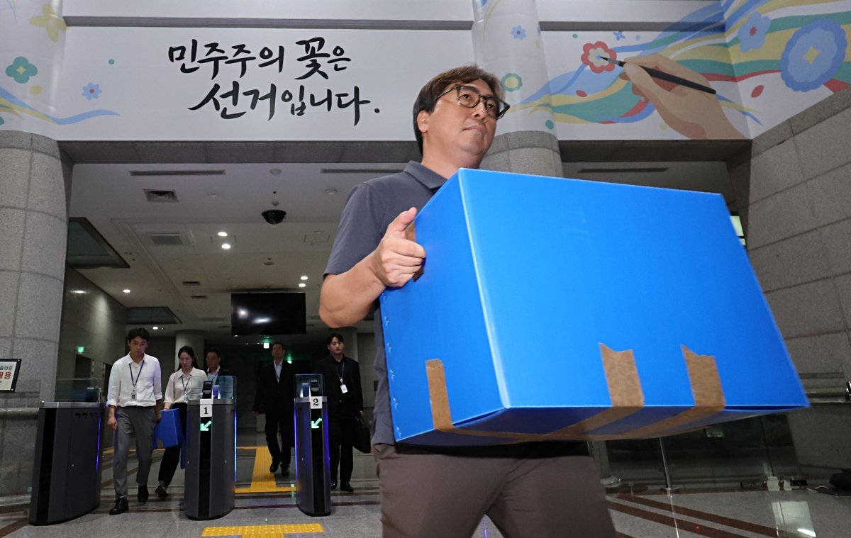 선거관리위원회 비위 등을 수사하는 검경 합동수사본부 관계자들이 23일 과천 중앙선거관리위원회에서 압수수색을 진행하고 있다. 연합뉴스
