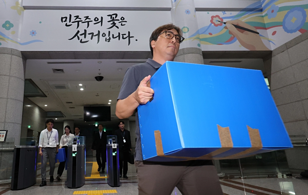 선거관리위원회 비위 등을 수사하는 검경 합동수사본부 관계자들이 23일 과천 중앙선거관리위원회에서 압수수색을 진행하고 있다. 연합뉴스