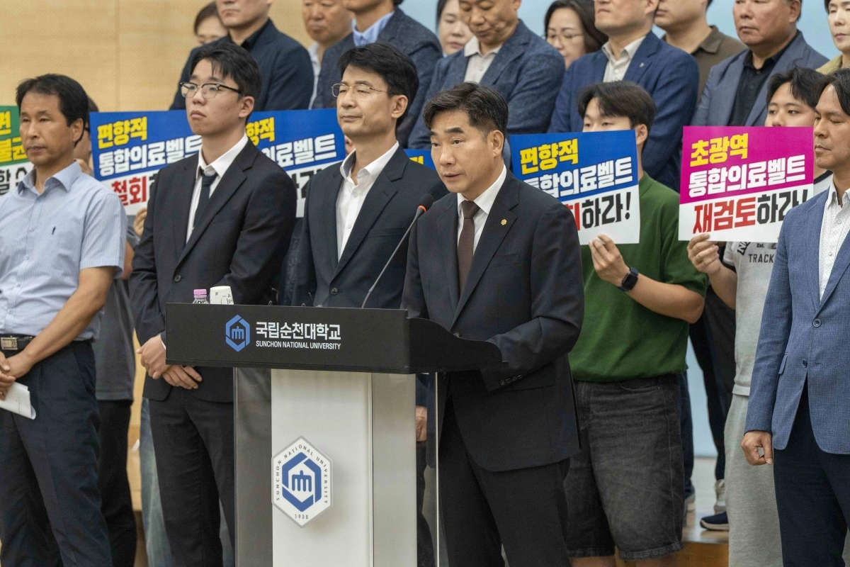 이병운 순천대 총장이 “민형배 시장은 지역을 편가르는 갈등 조장 행위를 즉각 중단하라”고 요구하고 있다.