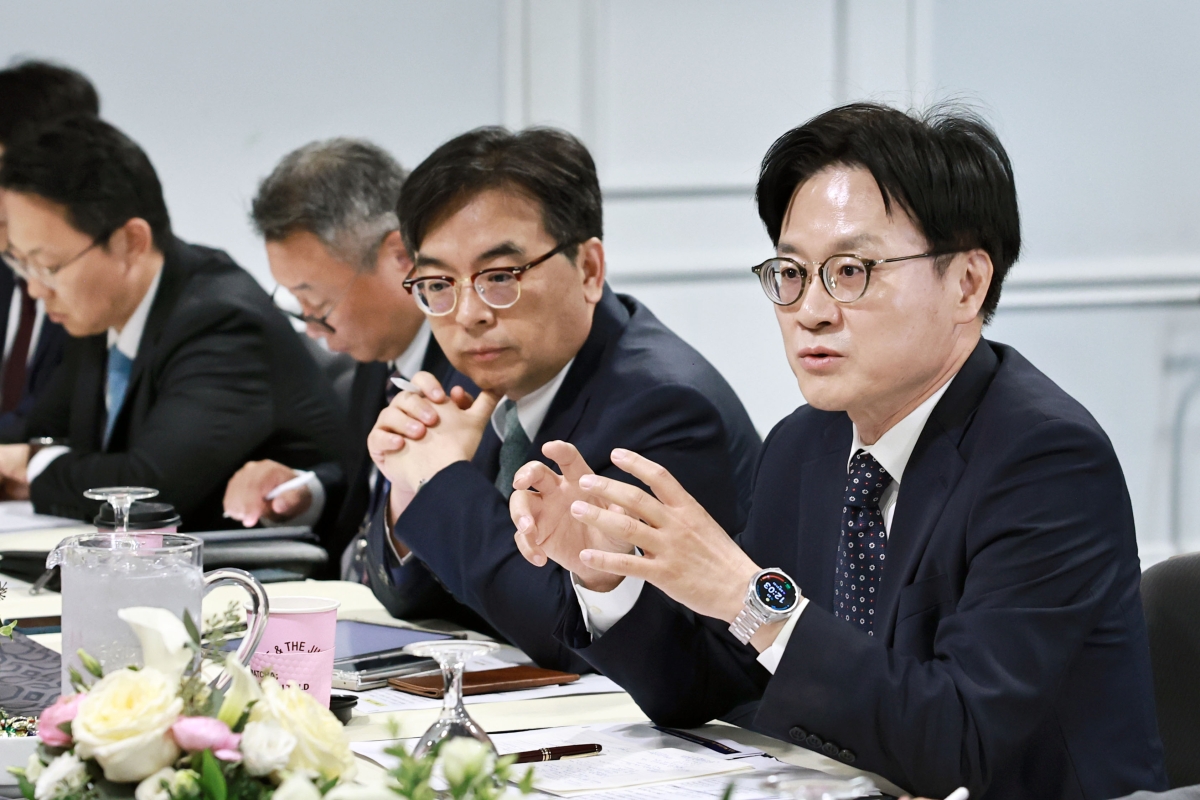 미 상무부 장관과 면담하는 김정관 산업통상부 장관