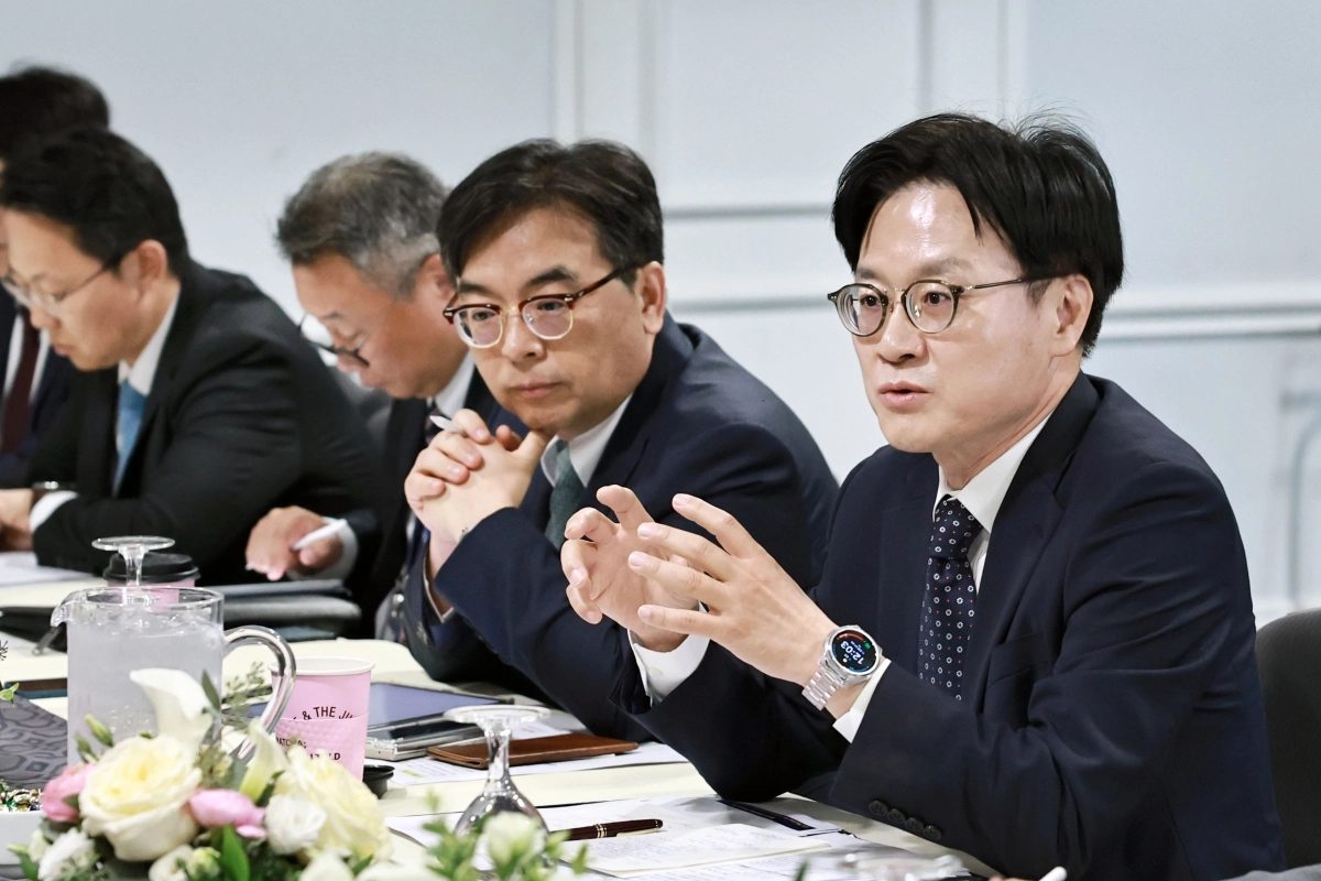 미 상무부 장관과 면담하는 김정관 산업통상부 장관