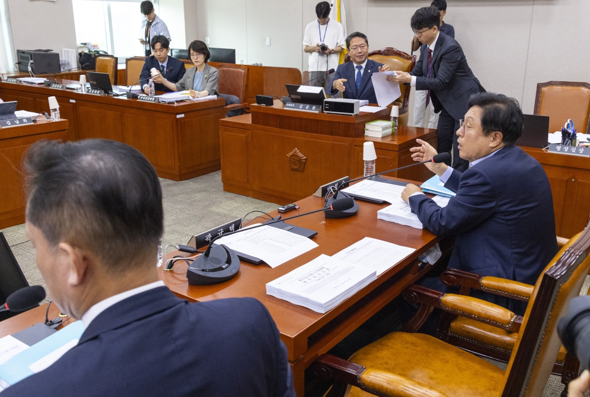 법사위 법안심사 제1소위 안건 순서 변경 항의하는 국민의힘 소위 위원들