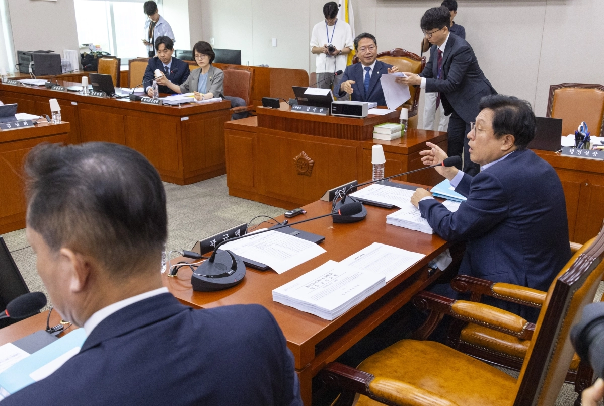 법사위 법안심사 제1소위 안건 순서 변경 항의하는 국민의힘 소위 위원들
