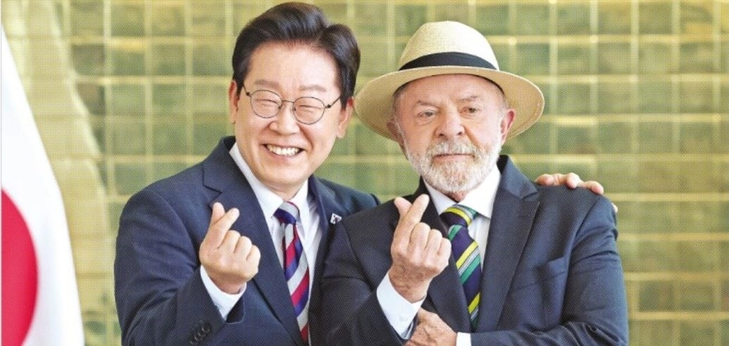 어깨동무에 손하트까지