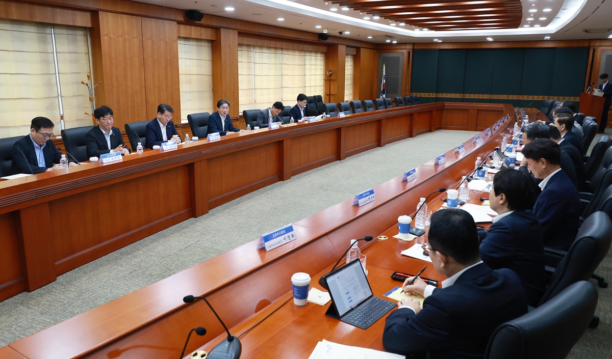 이억원 금융위원장이 28일 오전 서울 여의도 금융투자협회에서 열린 금융투자업권 간담회에 참석해 단일종목 레버리지 상품 관련 보완방향을 논의하고 있다.  2026.07.28. 금융위원회 제공