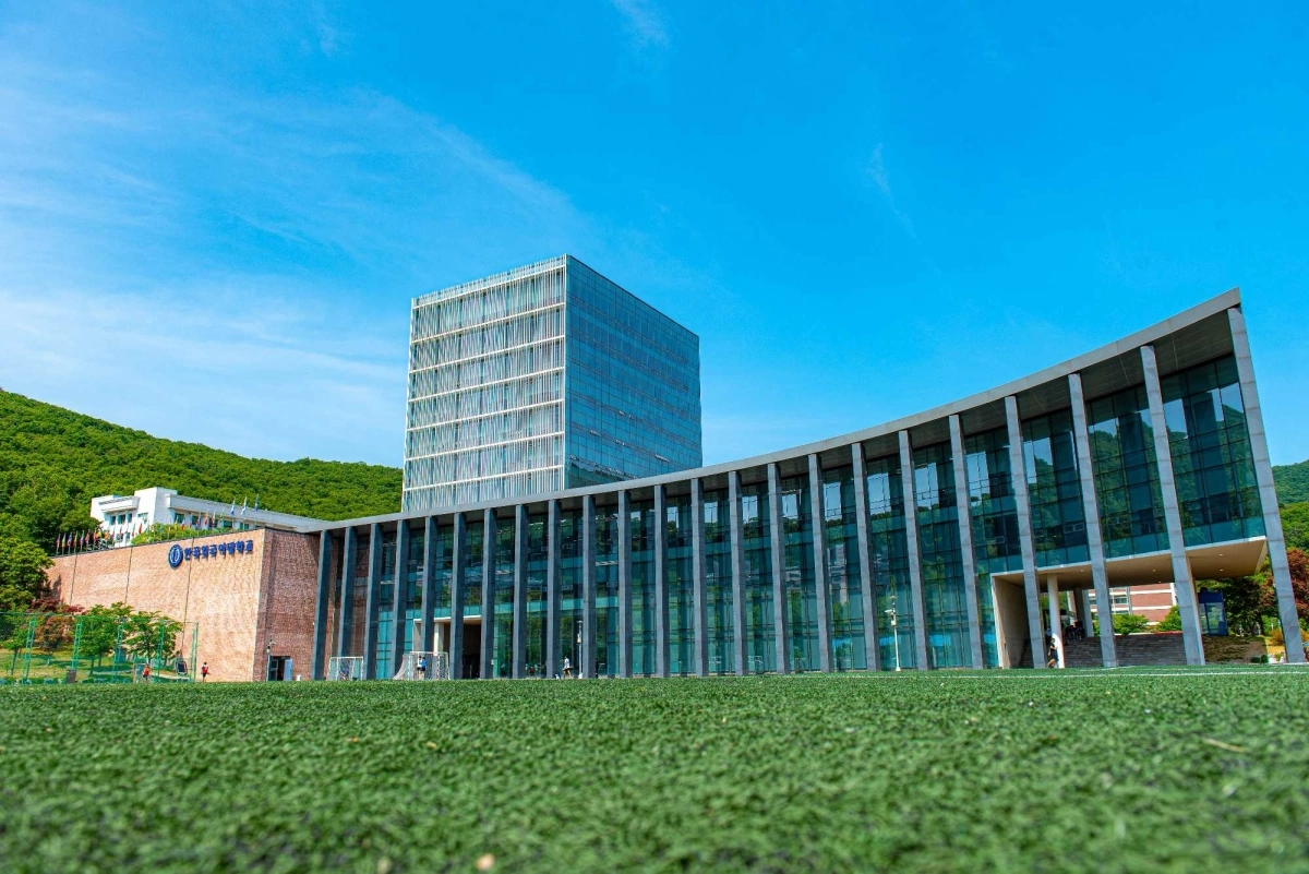 한국외국어대학교 글로벌캠퍼스 백년관 전경. 한국외국어대학교 제공